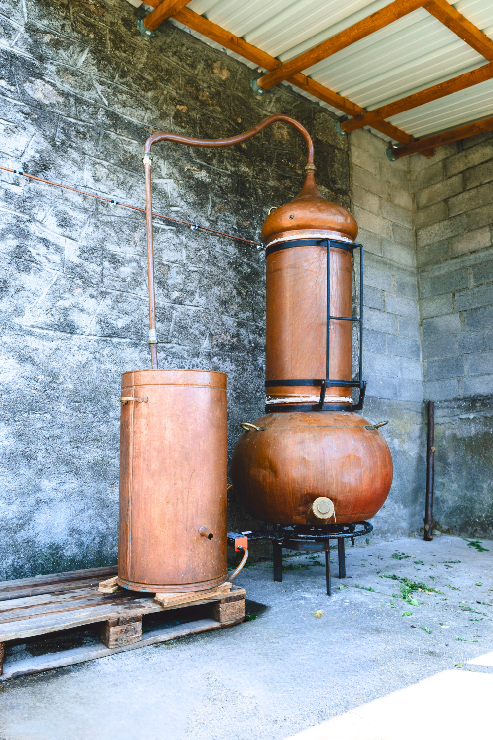 Les hydrolats sont obtenus gr&acirc;ce &agrave; la distillation des plantes dans un alambic en cuivre