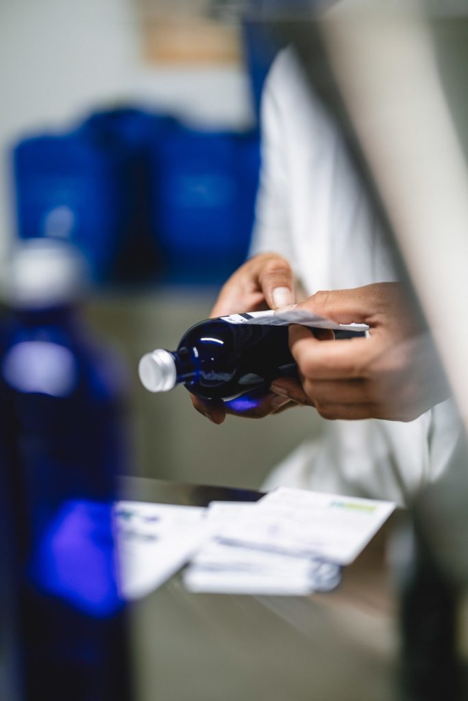 Pose d'&eacute;tiquettes sur les flacons d'hydrolat